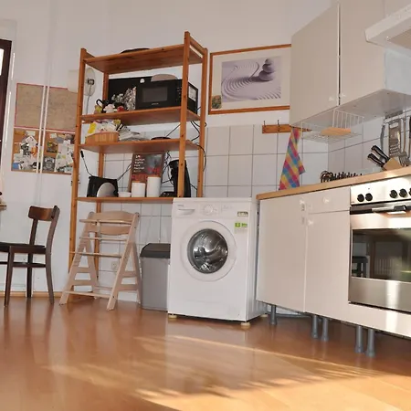 Apartman Geraeumiger Charme Mit Loggia Nahe Tempelhofer Feld