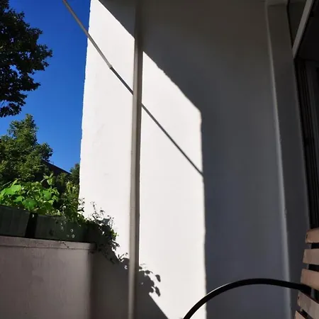 Geraeumiger Charme Mit Loggia Nahe Tempelhofer Feld Apartmán Berlín